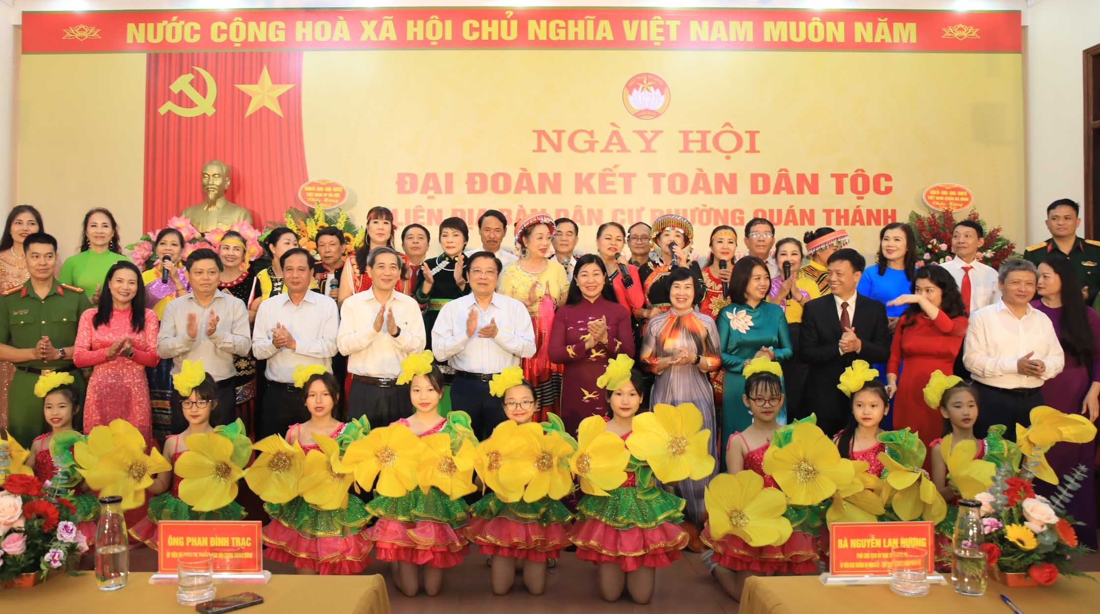Trưởng ban Nội chính Trung ương Phan Đình Trạc chung vui Ngày hội Đại đoàn kết phường Quán Thánh